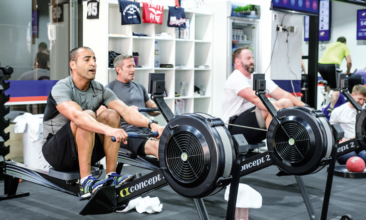 Fitness-moda-F45-h-nea-tasi-sti-gymnastiki-astiki-poy-irthe-kai-xetrelainei-mens-mensdaygr