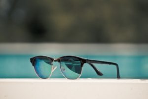 allazoume-antikatastasi-gyaliwn-hliou-kai-giati-prepei-na-ta-kai-pote-mens-mensdaygr