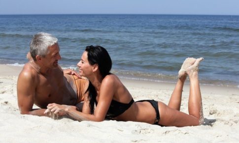 paralia-flert-sthn-pente-tips-na-kataktiseis-mia-gynaika-sti-thalassa